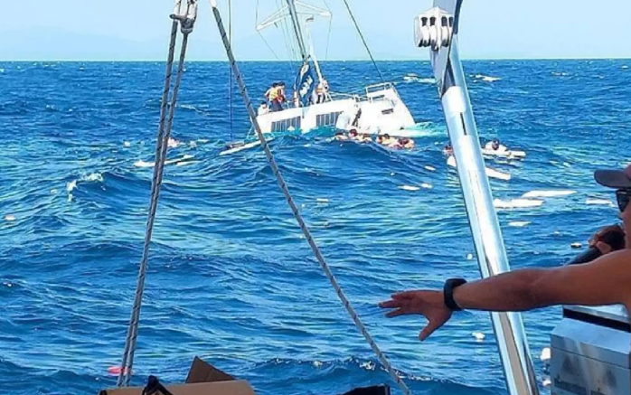 Tiga Kapal Bantu Evakuasi Perahu Karam di Phuket, 33 Turis Selamat